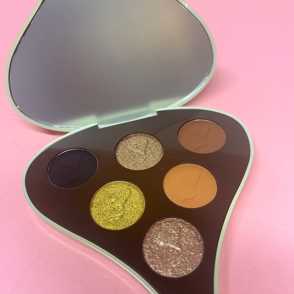 Glamlite with almonds eyeshadow pallet - Picture 5 of 5
